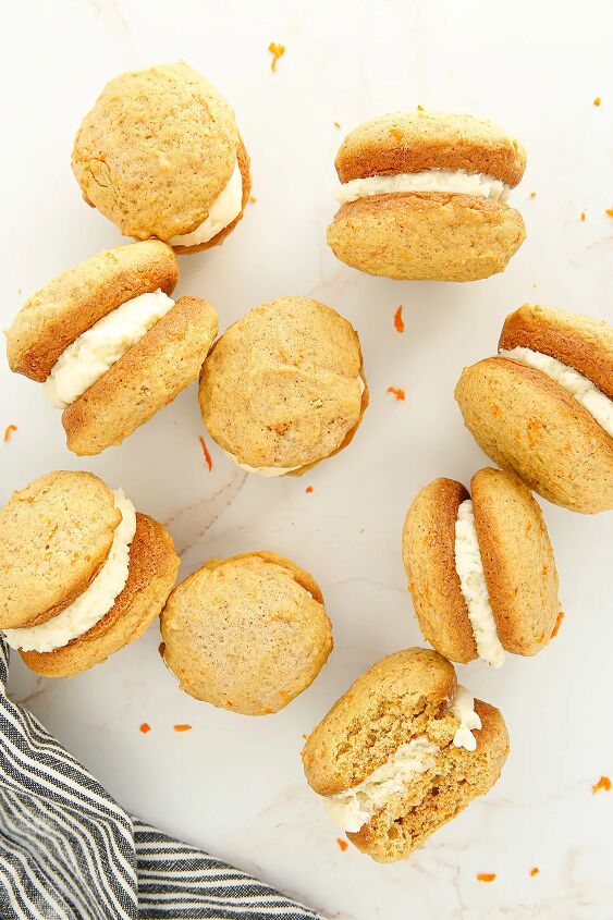 fluffy carrot cake whoopie pies, Carrot cake whoopie pies on a table