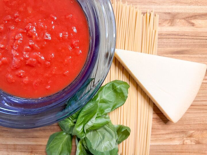 simple bucatini pomodoro pasta recipe, ingredients for bucatini pomodoro Tomatoes Basil pasta and parmesan cheese