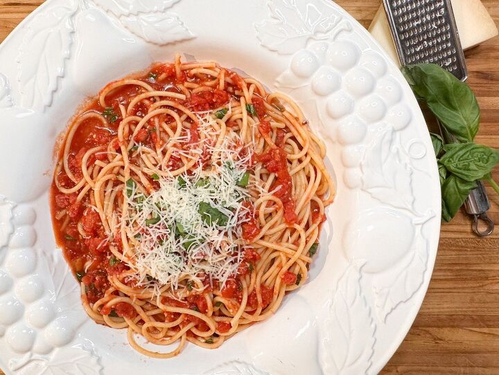 simple bucatini pomodoro pasta recipe, my white pasta bowl with the bucatini pomodoro recipe in it