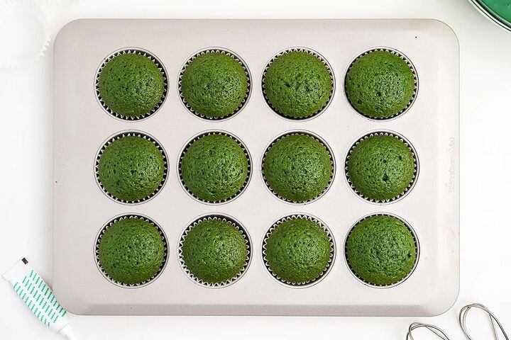 stuffed green velvet cupcakes, Green cupcakes in a baking tin