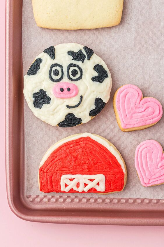 udderly sweet cow valentine sugar cookies, Cow barn and heart sugar cookies on a baking sheet