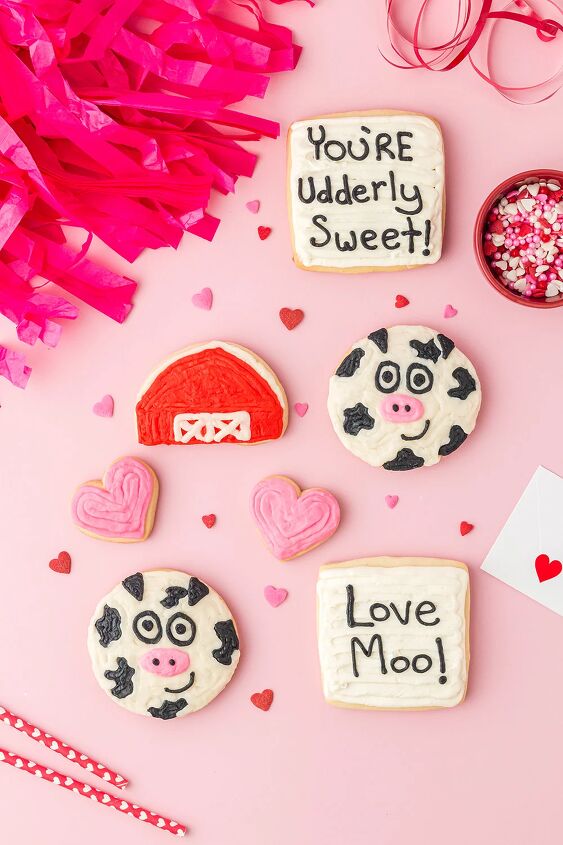 udderly sweet cow valentine sugar cookies, Decorated Valentine cow cookies on a table