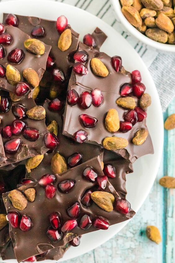 chocolate pomegranate bark with pistachios, Dark chocolate candy with pistachios and pomegranate arils in it