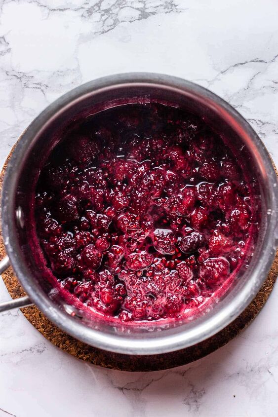 easy vegan raspberry panna cotta without gelatin, Cooking raspberry sauce in a medium pot