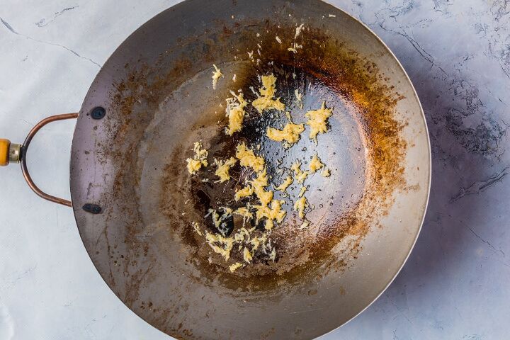 vegan stir fry noodles ready in under 30 minutes, Frying garlic in a wok pan