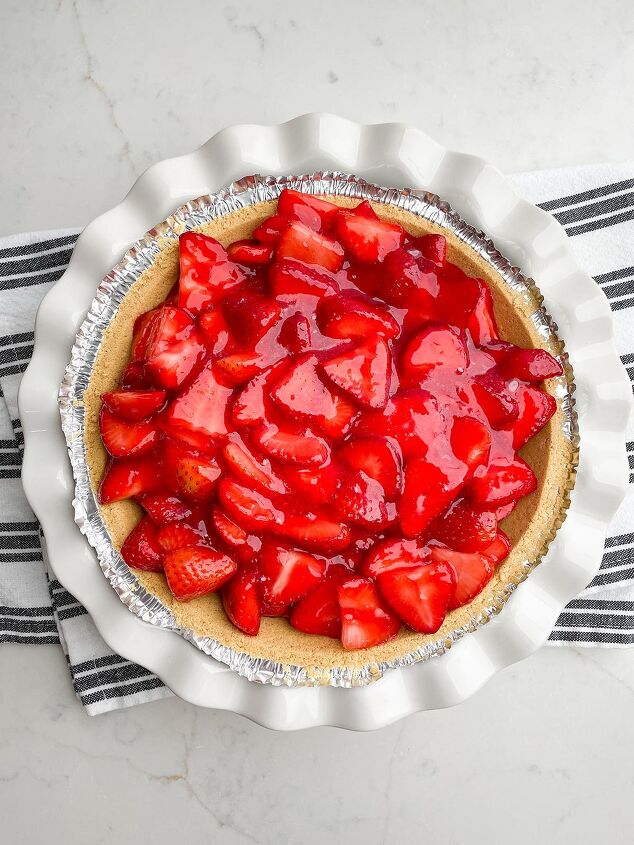 no bake strawberry pie with jello, strawberry jello pie in white pie plate