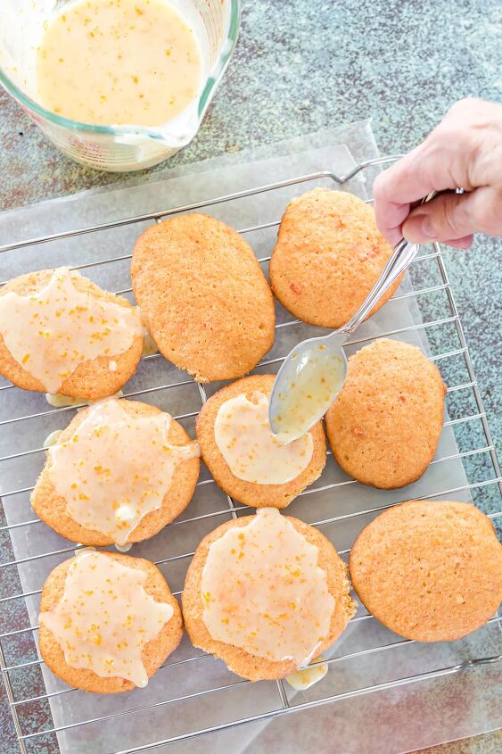 unique carrot cookies with orange juice glaze, Adding glaze to orange carrot cookies