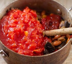 easy and quick low fat vegan chilli, Adding tomatoes to chilli