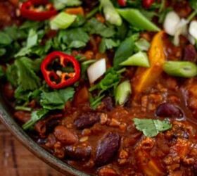 easy and quick low fat vegan chilli, Red Chili in a large pan
