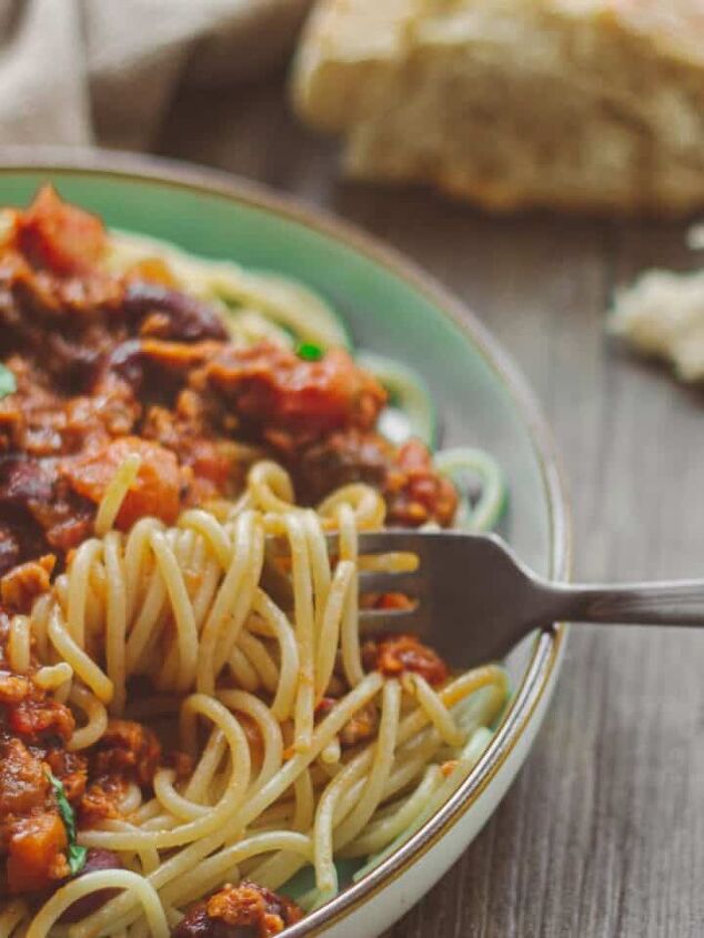 easy and quick low fat vegan chilli, A big plate of spaghetti bolognese with bread