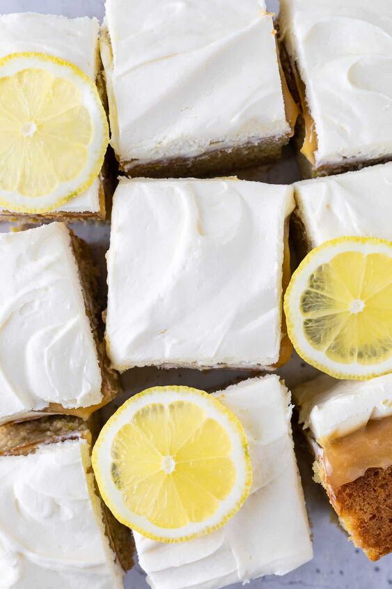 lemon curd cake, Pieces of lemon curd cake with lemon slices