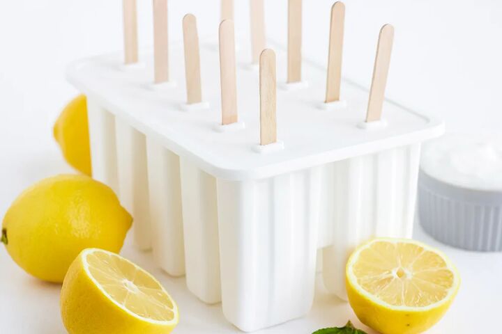 easy and refreshing lemon popsicles, White silicone popsicle mold with lemons around it