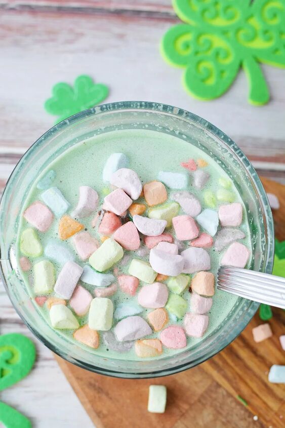 glittery green hot chocolate bombs recipe, Green hot chocolate with rainbow marshmallows in a glass mug