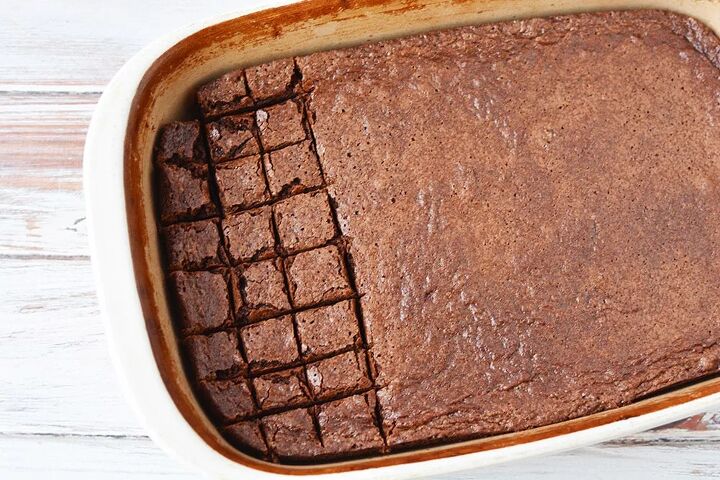 Cutting brownies into squares in a pan