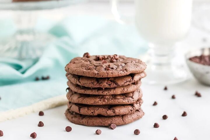 chewy brownie mix cookies recipe, Stack of chocolate chip brownie mix cookies with chips on the table