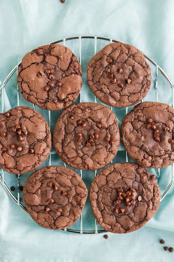 chewy brownie mix cookies recipe, Brownie mix cookies on a rack on a blue towel