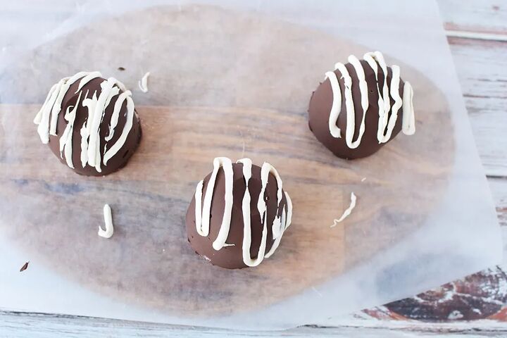 easy hot chocolate bombs, Drizzling white chocolate over hot cocoa bombs