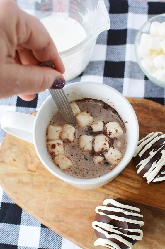 easy hot chocolate bombs, Stirring hot chocolate with marshmallows in a mug