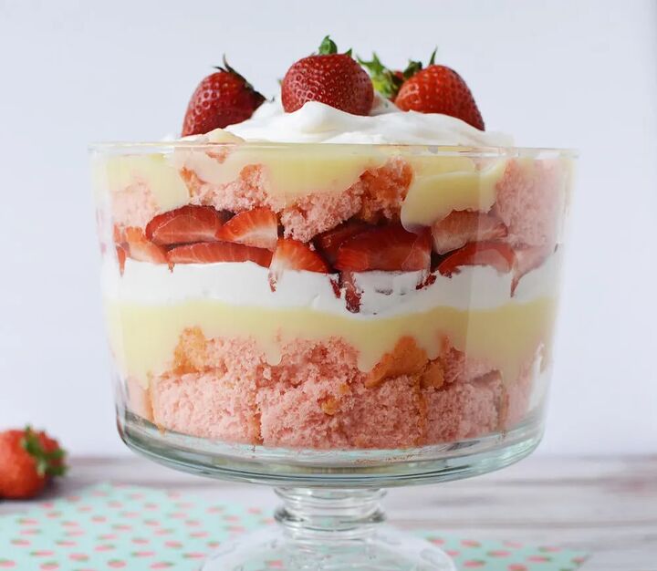 irresistible strawberry cheesecake trifle recipe, Layered strawberry dessert in a clear trifle bowl