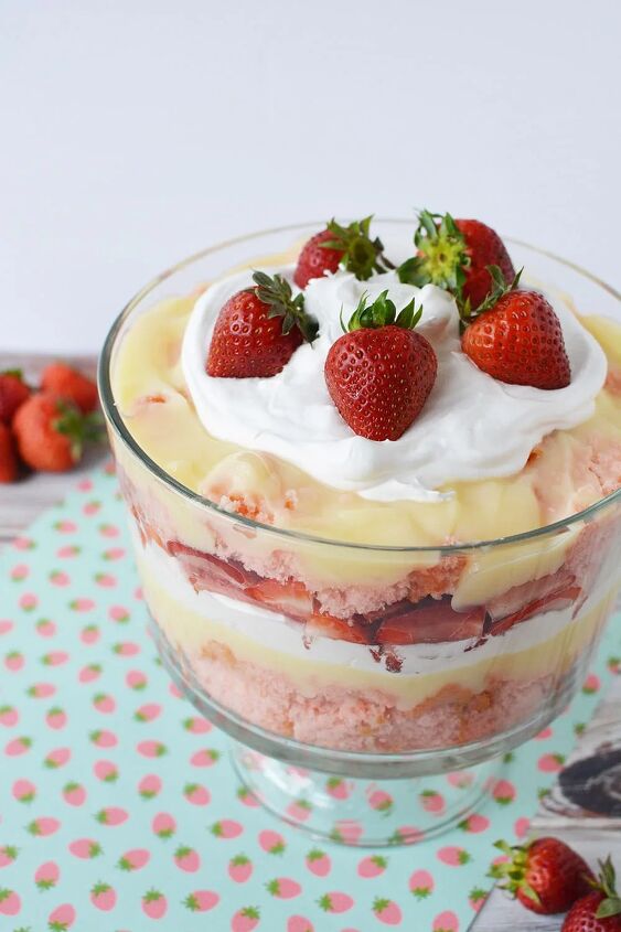 irresistible strawberry cheesecake trifle recipe, Layers of strawberry cake cheesecake pudding whipped cream and strawberries in a trifle bowl