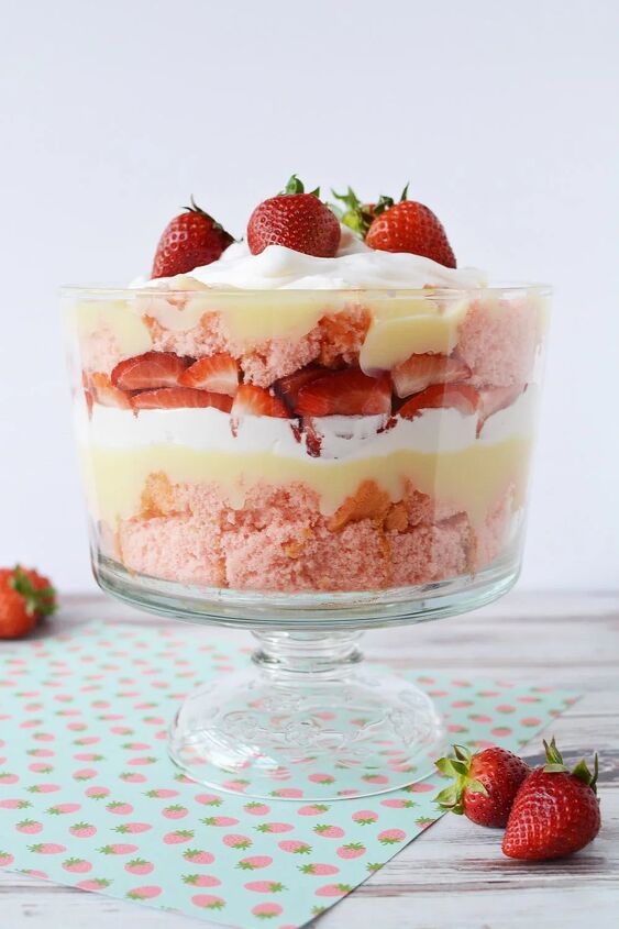 irresistible strawberry cheesecake trifle recipe, Finished strawberry cheese cake trifle in a trifle bowl