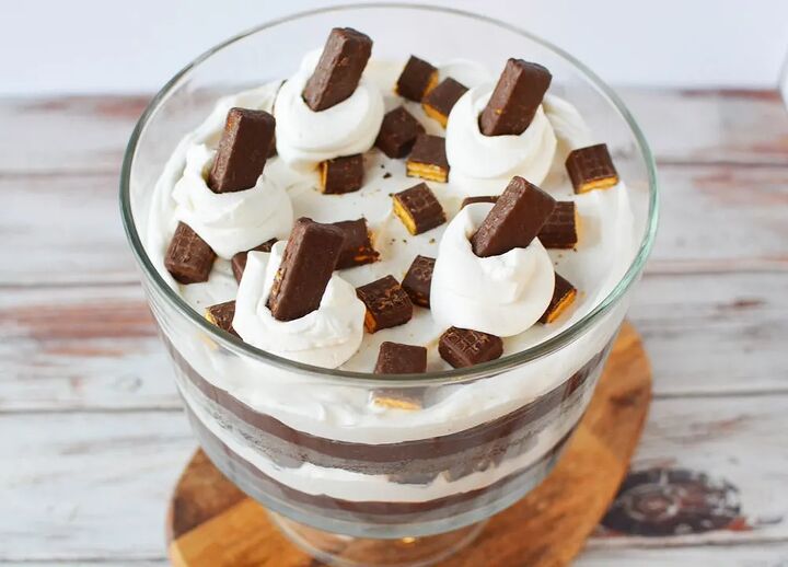 chocolaty chocolate trifle recipe, Top of a layered chocolate dessert with whipped cream and cookies