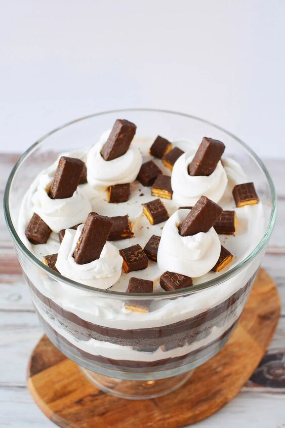 chocolaty chocolate trifle recipe, Chocolate cake trifle with fudge stick cookies in a trifle bowl