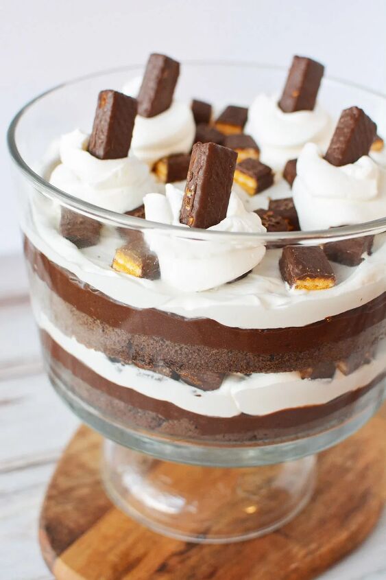 chocolaty chocolate trifle recipe, Layers of cake and whipped topping and pudding in a trifle dish