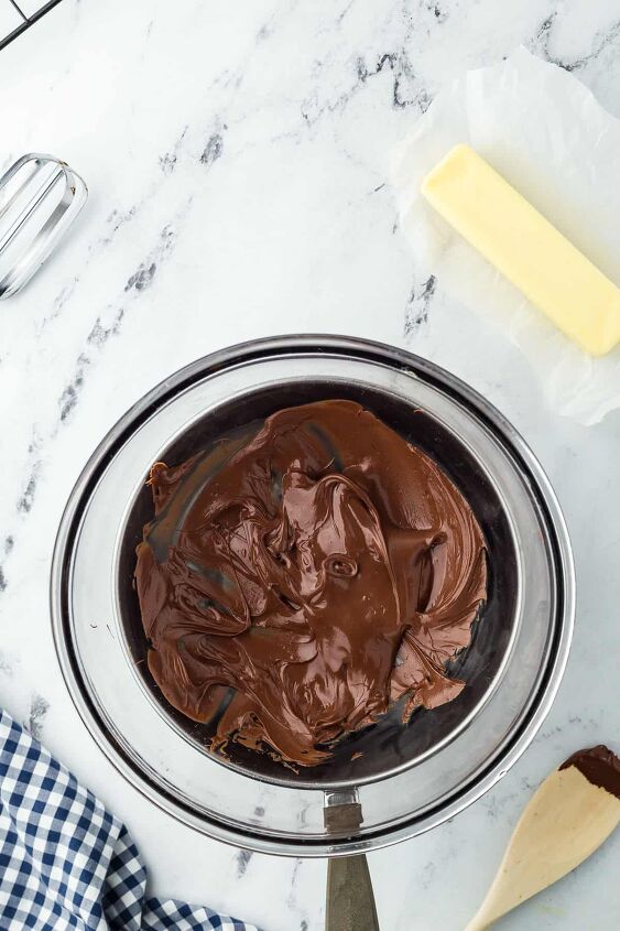 chocolate fudge cake, Melted chocolate