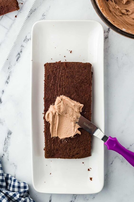 chocolate fudge cake, Frosting the bottom cake layer