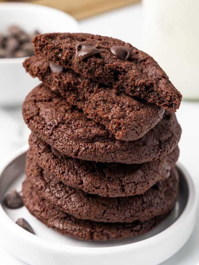 chocolate fudge cake, A stack of dark chocolate cookies