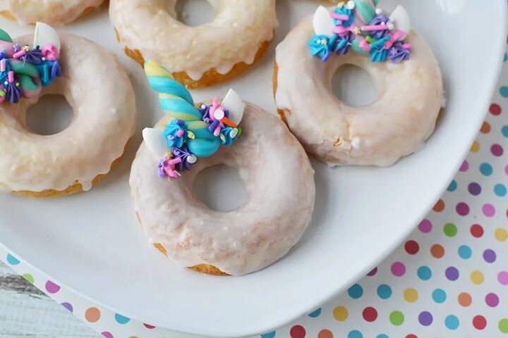 baked unicorn donut recipe with candy horns, Unicorn donuts on a plate