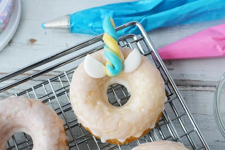 baked unicorn donut recipe with candy horns, Donut with candy horn and ears with frosting bag