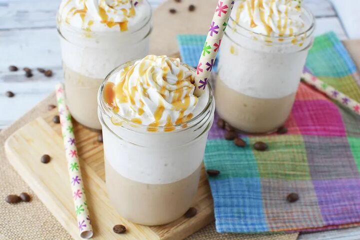 icy and creamy caramel frappuccino recipe, Caramel frappuccinos in glasses with straws
