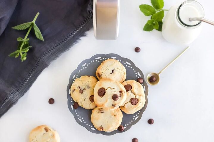 5 minute chocolate chip air fryer cookies, Overhead shot of air fryer cookies on a stand
