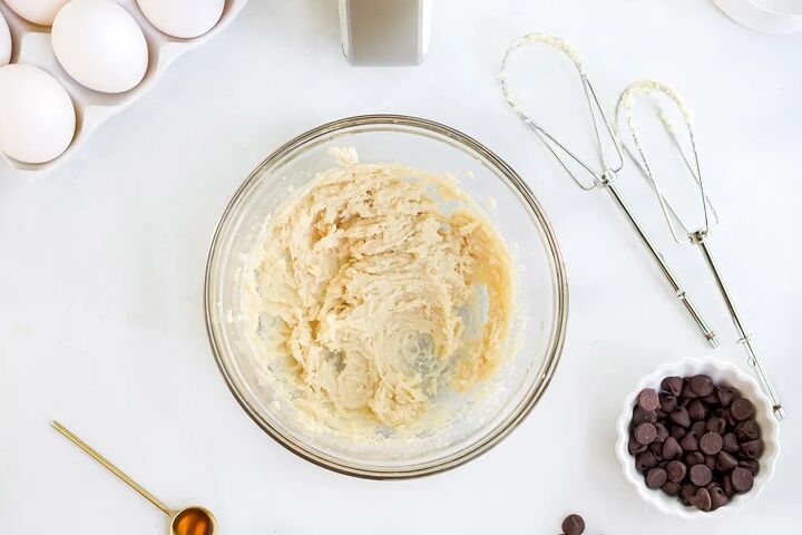5 minute chocolate chip air fryer cookies, Cookie dough in bowl
