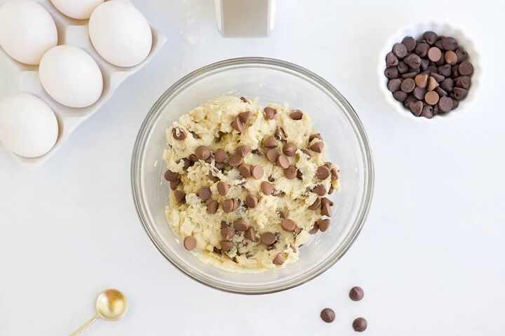 5 minute chocolate chip air fryer cookies, Chocolate chips in cookie dough