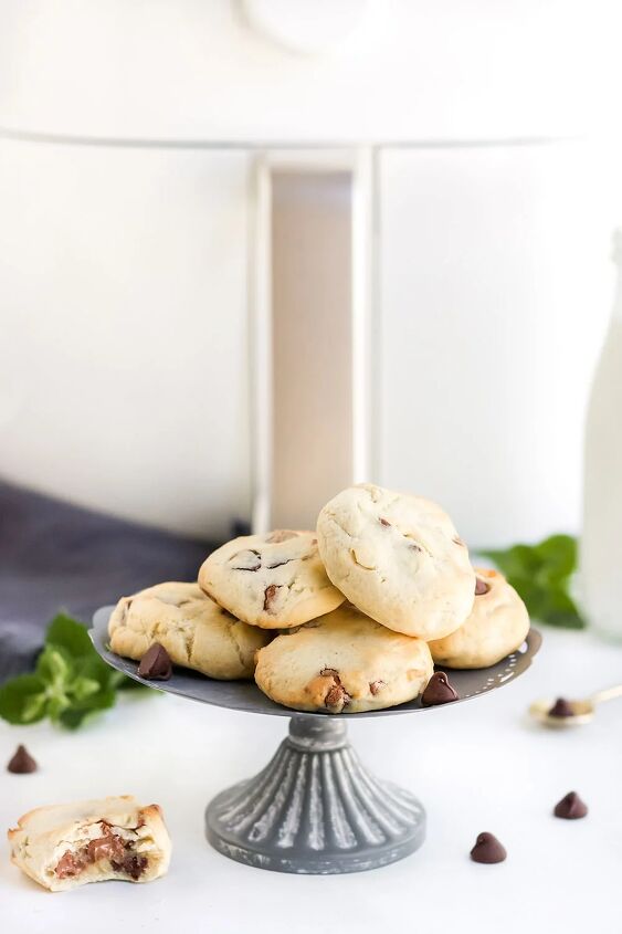5 minute chocolate chip air fryer cookies, Air fried cookies on a stand