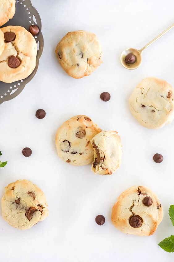 5 minute chocolate chip air fryer cookies, Chocolate chip cookies and chips on a white table