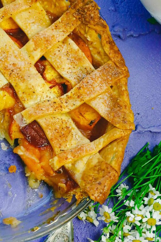 honey peach pie homemade, Whole peach pie with a golden brown lattice crust served in a glass pie dish