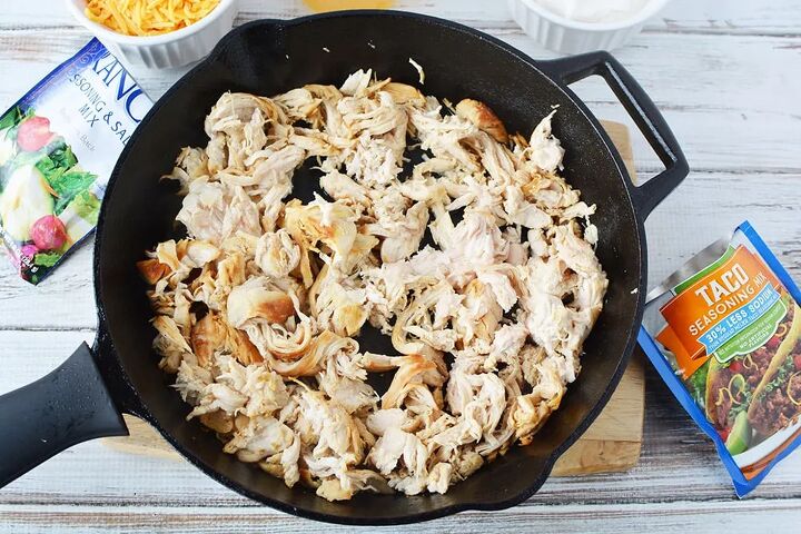 easy and flavorful chicken ranch tacos, Shredded chicken in a skillet