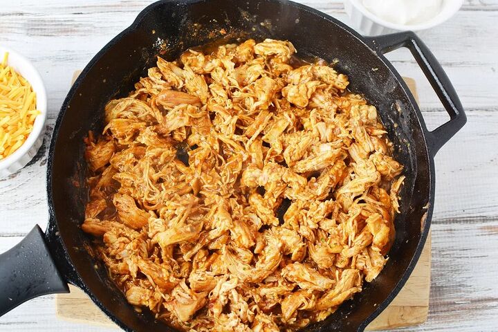 easy and flavorful chicken ranch tacos, Chicken ranch taco mixture in skillet