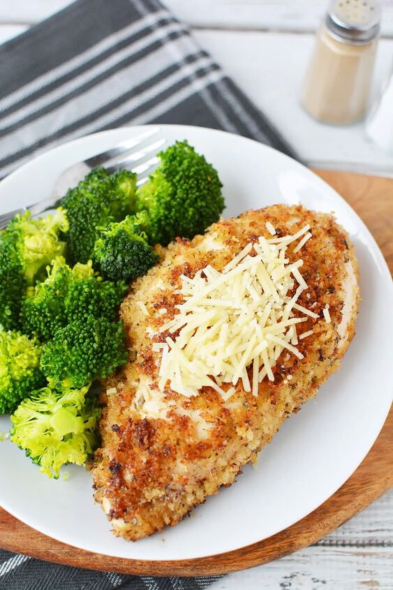 easy parmesan crusted chicken recipe, Plate of crispy chicken topped with parmesan and broccoli