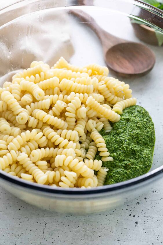 easy spinach pesto pasta, Place the hot cooked pasta and pesto in a large bowl