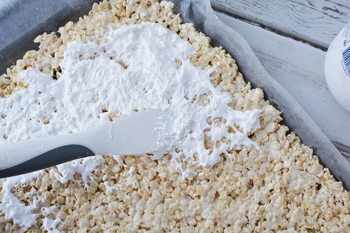 rainbow pinwheel rice krispies treats recipe, Marshmallow cream onto rice cereal in pan