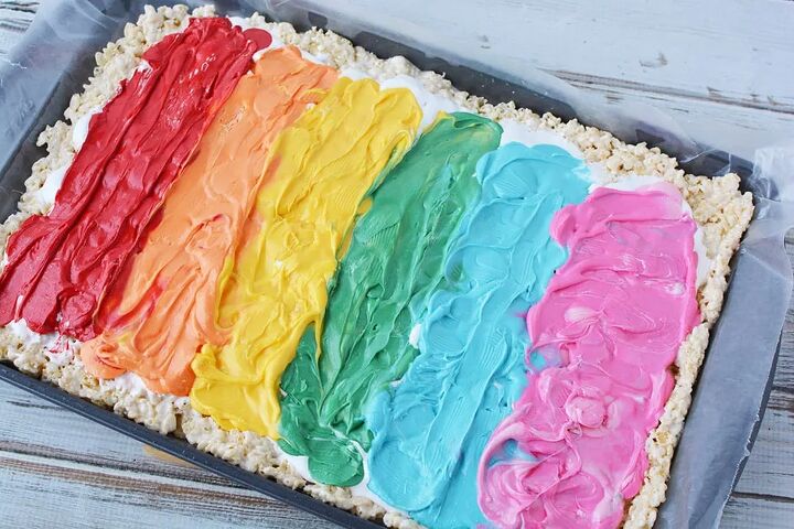 rainbow pinwheel rice krispies treats recipe, Melted candy melts on rice crispy cereal