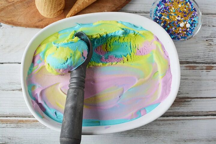 homemade mermaid ice cream recipe, Scooping mermaid ice cream to reveal colors