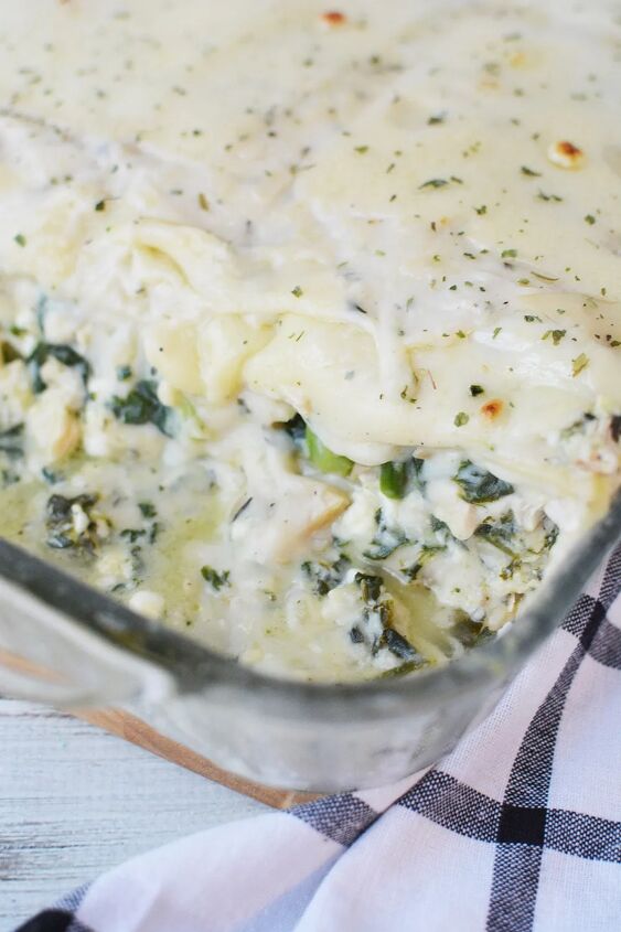creamy chicken and spinach lasagna recipe, Spinach and chicken lasagna in a pan