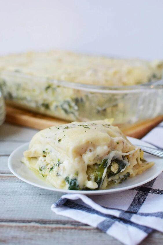 creamy chicken and spinach lasagna recipe, Chicken lasagna with spinach and broccoli sliced on a plate