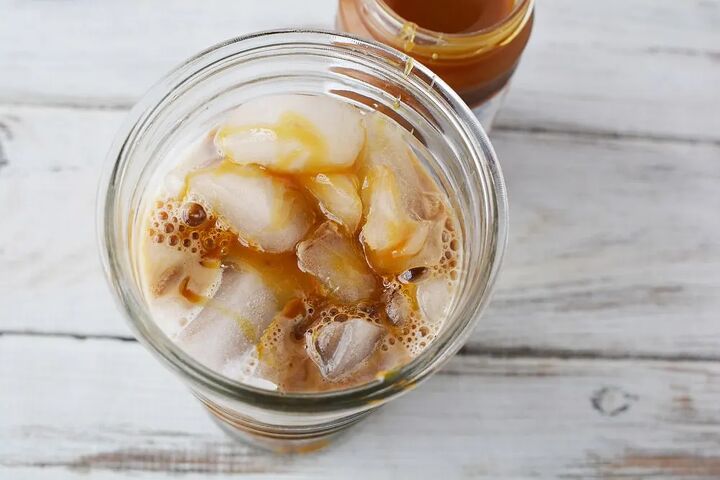easy homemade iced caramel macchiato recipe, Caramel iced coffee in glass tumbler